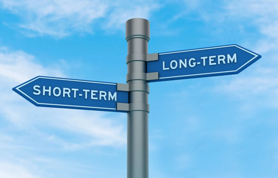 Directional signpost with arrows labeled ‘Short‑Term’ and ‘Long‑Term,’ symbolizing different financing paths. Represents how Beacon Funding helps businesses choose the right short‑ or long‑term equipment financing solution to improve cash flow, preserve capital, and support growth.